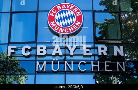 10. August 2023, Bayern, München: Das Logo des FC Bayern München in der Säbener Straße. Beim Transfer-Poker für den englischen Stürmer hat der FC Bayern Berichten zufolge nach monatelangen Spekulationen einen Durchbruch erzielt. Medienberichten zufolge hat der Münchner Verein mit Tottenham Hotspur eine Vereinbarung über eine Versetzung von Kane getroffen. Foto: Sven Hoppe/dpa - WICHTIGER HINWEIS: Gemäß den Anforderungen der DFL Deutsche Fußball Liga und des DFB Deutscher Fußball-Bund ist es verboten, im Stadion aufgenommene Fotografien und/oder das Spiel in Form von Sequenzbildern und/oder V zu verwenden oder verwenden zu lassen Stockfoto