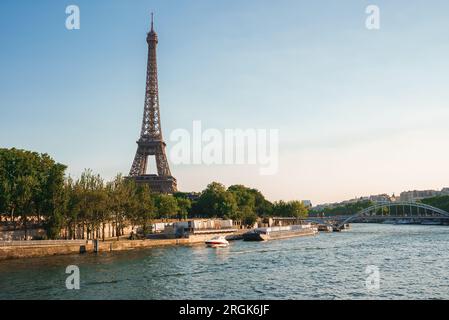 Blick auf den Eiffelturm am Morgen von der seine Stockfoto