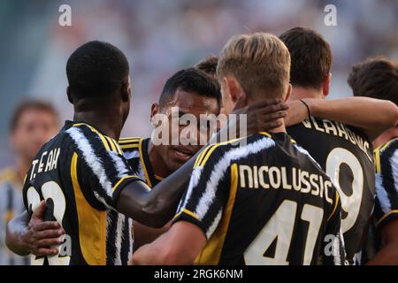 Juventus, Italien. 9. Aug. 2023. Alex Sandro aus Juventus feiert mit Teamkollegen, nachdem Dusan Vlahovic während des Trainingskampfes im Allianz-Stadion in Turin ein Tor geschossen hat. Foto: 9. August 2023. Der Bildausdruck sollte lauten: Jonathan Moscrop/Sportimage Credit: Sportimage Ltd/Alamy Live News Stockfoto