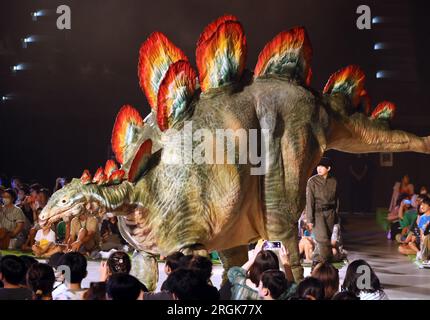 Yokohama, Japan. 10. Aug. 2023. Ein Schauspieler mit einem dinosaurierförmigen mechanischen Anzug tritt am Donnerstag, den 10. August 2023 in Yokohama, einem Vorort Tokios, bei einer Dinosauriershow „Dino Safari Gigant“ auf. Sommerurlauber genießen eine Dinosaurier-Live-Show, die in Yokohama, Sendai und Osaka stattfindet. (Foto: Yoshio Tsunoda/AFLO) Stockfoto