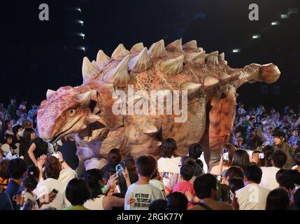 Yokohama, Japan. 10. Aug. 2023. Ein Schauspieler mit einem dinosaurierförmigen mechanischen Anzug tritt am Donnerstag, den 10. August 2023 in Yokohama, einem Vorort Tokios, bei einer Dinosauriershow „Dino Safari Gigant“ auf. Sommerurlauber genießen eine Dinosaurier-Live-Show, die in Yokohama, Sendai und Osaka stattfindet. (Foto: Yoshio Tsunoda/AFLO) Stockfoto