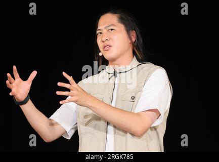 Yokohama, Japan. 10. Aug. 2023. Der japanische Schauspieler Atsushi Shiramata nimmt am Donnerstag, den 10. August 2023, an der Eröffnungszeremonie einer Dinosauriershow „Dino Safari Gigant“ in Yokohama, einem Vorort Tokios, Teil. Sommerurlauber genießen eine Dinosaurier-Live-Show, die in Yokohama, Sendai und Osaka stattfindet. (Foto: Yoshio Tsunoda/AFLO) Stockfoto