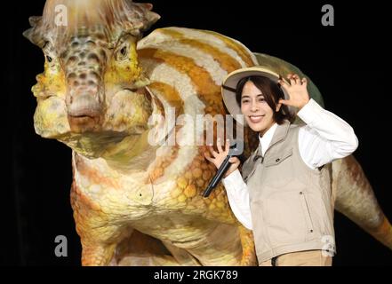 Yokohama, Japan. 10. Aug. 2023. Der japanische Autor Kaori Shinohara nimmt am Donnerstag, den 10. August 2023, an der Eröffnungszeremonie einer Dinosauriershow „Dino Safari Gigant“ in Yokohama, einem Vorort Tokios, Teil. Sommerurlauber genießen eine Dinosaurier-Live-Show, die in Yokohama, Sendai und Osaka stattfindet. (Foto: Yoshio Tsunoda/AFLO) Stockfoto