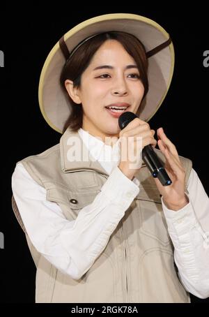 Yokohama, Japan. 10. Aug. 2023. Der japanische Autor Kaori Shinohara nimmt am Donnerstag, den 10. August 2023, an der Eröffnungszeremonie einer Dinosauriershow „Dino Safari Gigant“ in Yokohama, einem Vorort Tokios, Teil. Sommerurlauber genießen eine Dinosaurier-Live-Show, die in Yokohama, Sendai und Osaka stattfindet. (Foto: Yoshio Tsunoda/AFLO) Stockfoto