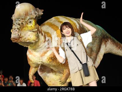 Yokohama, Japan. 10. Aug. 2023. Die japanische Schauspielerin Hina Higuchi nimmt am Donnerstag, den 10. August 2023, an der Eröffnungszeremonie einer Dinosauriershow „Dino Safari Gigant“ in Yokohama, einem Vorort Tokios, Teil. Sommerurlauber genießen eine Dinosaurier-Live-Show, die in Yokohama, Sendai und Osaka stattfindet. (Foto: Yoshio Tsunoda/AFLO) Stockfoto