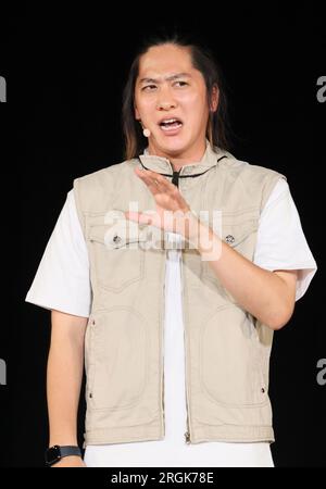 Yokohama, Japan. 10. Aug. 2023. Der japanische Schauspieler Atsushi Shiramata nimmt am Donnerstag, den 10. August 2023, an der Eröffnungszeremonie einer Dinosauriershow „Dino Safari Gigant“ in Yokohama, einem Vorort Tokios, Teil. Sommerurlauber genießen eine Dinosaurier-Live-Show, die in Yokohama, Sendai und Osaka stattfindet. (Foto: Yoshio Tsunoda/AFLO) Stockfoto