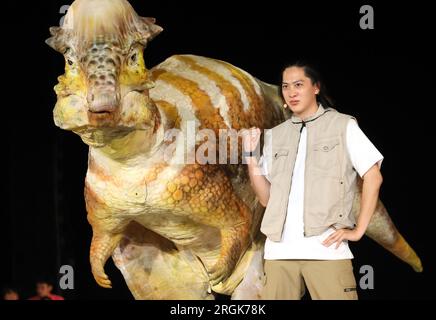 Yokohama, Japan. 10. Aug. 2023. Der japanische Schauspieler Atsushi Shiramata nimmt am Donnerstag, den 10. August 2023, an der Eröffnungszeremonie einer Dinosauriershow „Dino Safari Gigant“ in Yokohama, einem Vorort Tokios, Teil. Sommerurlauber genießen eine Dinosaurier-Live-Show, die in Yokohama, Sendai und Osaka stattfindet. (Foto: Yoshio Tsunoda/AFLO) Stockfoto