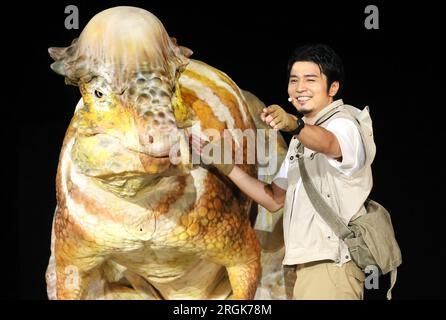 Yokohama, Japan. 10. Aug. 2023. Der japanische Schauspieler Shoma Yamamoto nimmt am Donnerstag, den 10. August 2023, an der Eröffnungszeremonie einer Dinosauriershow „Dino Safari Gigant“ in Yokohama, einem Vorort Tokios, Teil. Sommerurlauber genießen eine Dinosaurier-Live-Show, die in Yokohama, Sendai und Osaka stattfindet. (Foto: Yoshio Tsunoda/AFLO) Stockfoto