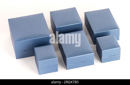 Schmuckkästchen auf weißem Hintergrund. Schmuckkisten in verschiedenen Größen geschlossen. Modell. Stockfoto
