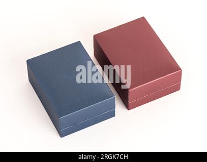 Schmuckkästchen auf weißem Hintergrund. Bunte Schmuckkisten geschlossen. Modell. Stockfoto