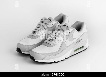 Istanbul, Türkei - 12. April 2023: Nike Air Max 90 GTX Modellschuhe auf weißem Hintergrund. GORE-TEX Schuhe in Weiß und Grau. Stockfoto