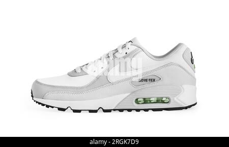 Istanbul, Türkei - 12. April 2023: Nike Air Max 90 GTX Modellschuhe auf weißem Hintergrund. GORE-TEX Schuhe in Weiß und Grau. Beschneidungspfad. Isoliert. Stockfoto