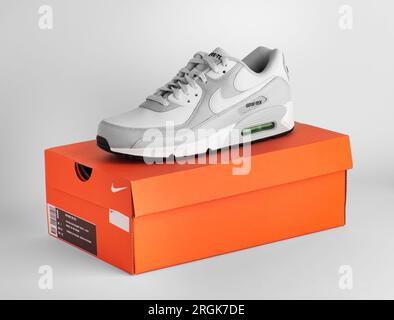 Istanbul, Türkei - 12. April 2023: Nike Air Max 90 GTX Modellschuhe auf weißem Hintergrund. GORE-TEX Schuhe in Weiß und Grau. Stockfoto