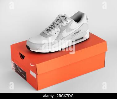 Istanbul, Türkei - 12. April 2023: Nike Air Max 90 GTX Modellschuhe auf weißem Hintergrund. GORE-TEX Schuhe in Weiß und Grau. Stockfoto