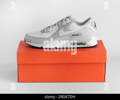 Istanbul, Türkei - 12. April 2023: Nike Air Max 90 GTX Modellschuhe auf weißem Hintergrund. GORE-TEX Schuhe in Weiß und Grau. Stockfoto