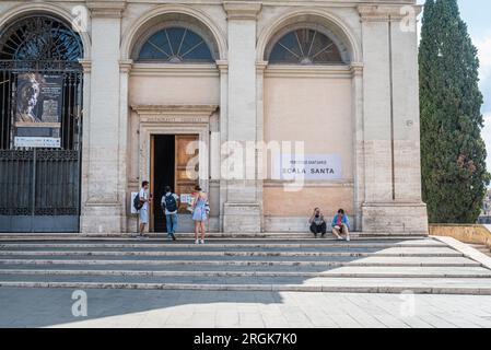 27. August 2022 in Rom, Italien: Das Innere und Äußere der Heiligen Treppe, auch bekannt als Scala Santa und Scala Sancta. Stockfoto