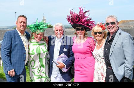 Brighton UK, 10. August 2023 - viele fantastische Hüte und Kleider sind ausgestellt, während Rennfahrer das heiße, sonnige Wetter am Brighton Races Ladies Day während ihres Star Sports 3 Day Festival of Racing genießen: Credit Simon Dack / Alamy Live News Stockfoto