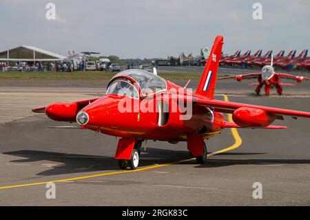 Red Gnat Display Team Folland Gnat T1 Jets Rollen in Biggin Hill mit aktuellen RAF Royal Air Force Red Arrows Hawk Düsenflugzeugen Stockfoto