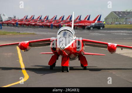 Der ehemalige RAF-Jet-Trainer Red Gnat Display Team Folland Gnat T1 rollte in Biggin Hill mit Royal Air Force Red Arrows Hawk-Jets Stockfoto