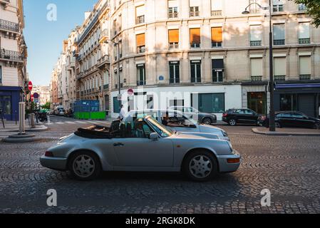1990 Porsche auf der Sunny Paris Street Stockfoto