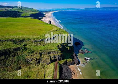 Aus der Luft des Mussenden Temple auf dem Downhill Estate, County Londonderry, Nordirland Stockfoto