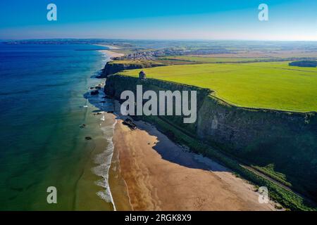 Aus der Luft des Mussenden Temple auf dem Downhill Estate, County Londonderry, Nordirland Stockfoto