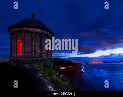 Abenddämmerung am Mussenden Temple auf dem Downhill Estate, County Londonderry, Nordirland Stockfoto