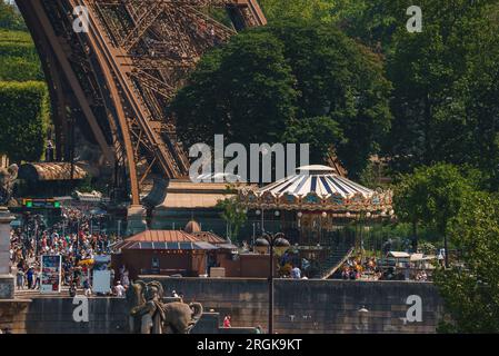 Sonniger Sommertag am Eiffelturm Stockfoto