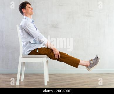 Körperliche Idioten für Büroangestellte auf dem Stuhl Stockfoto