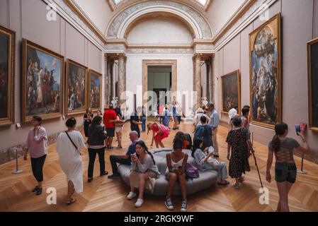 Überfülltes Interieur des Louvre, Paris Stockfoto