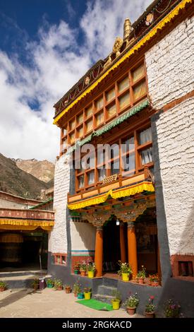 Indien, Ladakh, Zanskar, Kloster Bardan Dogpa/Kargyud, Säuleneingang in der Dukhang-Versammlungshalle Stockfoto