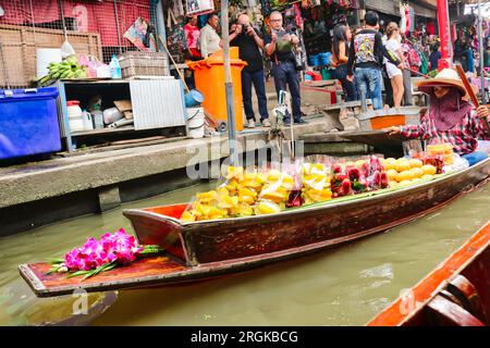 24. Dezember 2018, Bangkok, Thailand - Händler, die verschiedene Snacks, frittierte Speisen und andere Artikel auf den Booten in den belebten Kanälen von Damnoen Saduak verkaufen Stockfoto