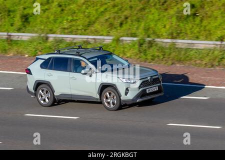 2020 Green Toyota Rav4 Design HEV 4x2 CVT, VVT-I 218 2WD HEV Start/Stopp; Fahren mit hoher Geschwindigkeit auf der Autobahn M6 im Großraum Manchester, Großbritannien Stockfoto