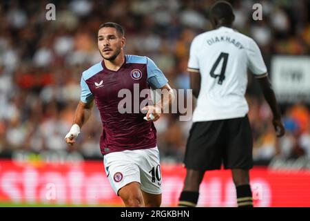 Valencia, Spanien. 05. Aug. 2023. Emiliano Buendia von Aston Villa während des Vorsaison Freundschaftsspiels zwischen dem Valencia FC und dem Aston Villa FC spielte am 5. August 2023 im Mestalla Stadium in Valencia, Spanien. (Foto: Alex Carreras/PRESSINPHOTO) Kredit: PRESSINPHOTO SPORTS AGENCY/Alamy Live News Stockfoto