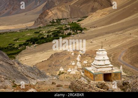 Indien, Ladakh, Zanskar, Zangla, Chorten und Dorf vom Alten Palast Stockfoto