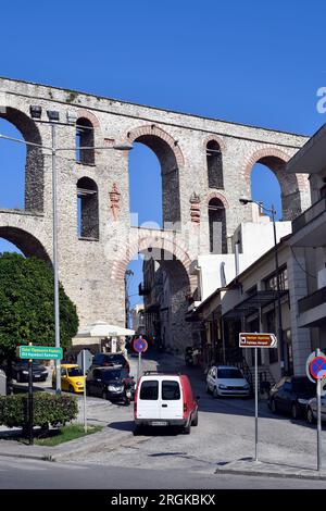 Kavala, Griechenland - 13. Juni 2023: Byzantinischer Aqudeskt Kamares aus dem 16. Jahrhundert ein Wahrzeichen der Stadt am Ägäischen Meer Stockfoto