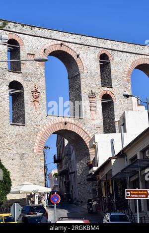 Kavala, Griechenland - 13. Juni 2023: Byzantinischer Aqudeskt Kamares aus dem 16. Jahrhundert ein Wahrzeichen der Stadt am Ägäischen Meer Stockfoto