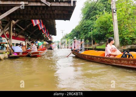 24. Dezember 2018, Bangkok, Thailand - Händler, die verschiedene Snacks, frittierte Speisen und andere Artikel auf den Booten in den belebten Kanälen von Damnoen Saduak verkaufen Stockfoto