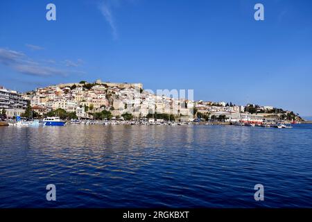 Kavala, Griechenland - 13. Juni 2023: Panoramablick auf die Stadt an der ägäis mit bunten Häusern, Hafen, Stadtmauern und Schloss Stockfoto