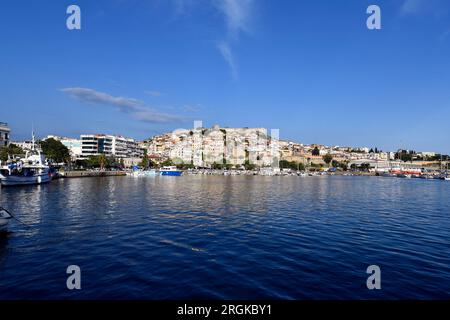 Kavala, Griechenland - 13. Juni 2023: Panoramablick auf die Stadt an der ägäis mit bunten Häusern, Hafen, Stadtmauern und Schloss Stockfoto