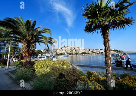 Kavala, Griechenland - 13. Juni 2023: Panoramablick auf die Stadt an der Ägäis mit bunten Häusern, Hafen, Stadtmauern und Schloss Stockfoto