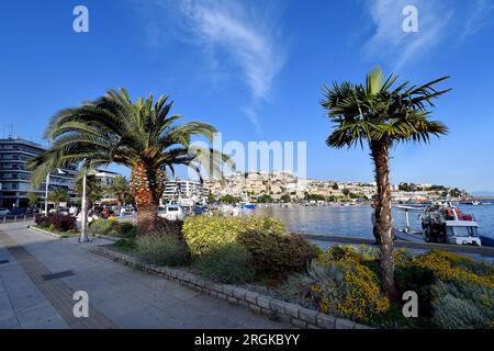 Kavala, Griechenland - 13. Juni 2023: Panoramablick auf die Stadt an der Ägäis mit bunten Häusern, Hafen, Stadtmauern und mittelalterlicher Burg Stockfoto