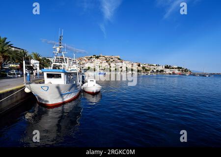 Kavala, Griechenland - 13. Juni 2023: Panoramablick auf die Stadt an der Ägäis mit bunten Häusern, Hafen, Stadtmauern und mittelalterlicher Burg Stockfoto