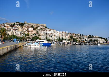 Kavala, Griechenland - 13. Juni 2023: Panoramablick auf die Stadt an der Ägäis mit bunten Häusern, Hafen, Stadtmauern und mittelalterlicher Burg Stockfoto