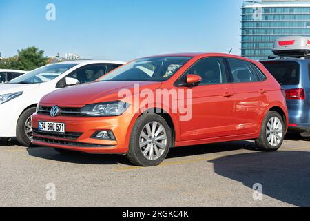 ISTANBUL TÜRKEI - 3. AUGUST 2021: Volkswagen Golf 6 1,9 Diesel auf autopark geparkt. Stockfoto