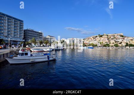 Kavala, Griechenland - 13. Juni 2023: Panoramablick auf die Stadt an der Ägäis mit bunten Häusern, Hafen, Stadtmauern und Schloss Stockfoto