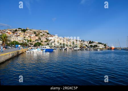 Kavala, Griechenland - 13. Juni 2023: Panoramablick auf die Stadt an der Ägäis mit bunten Häusern, Hafen, Stadtmauern und mittelalterlicher Burg Stockfoto