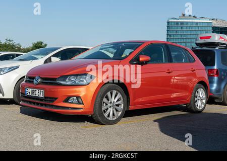 ISTANBUL TÜRKEI - 3. AUGUST 2021: Volkswagen Golf 6 1,9 Diesel auf autopark geparkt. Stockfoto