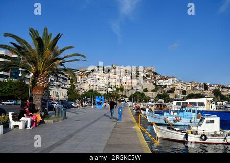 Kavala, Griechenland - 13. Juni 2023: Panoramablick auf die Stadt an der Ägäis mit bunten Häusern, Hafen, Stadtmauern und mittelalterlicher Burg Stockfoto