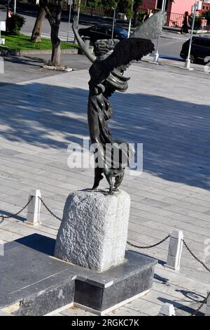 Kavala, Griechenland - 13. Juni 2023: Statue der Göttin Nike im öffentlichen Stadtpark alias Iroon Park Stockfoto